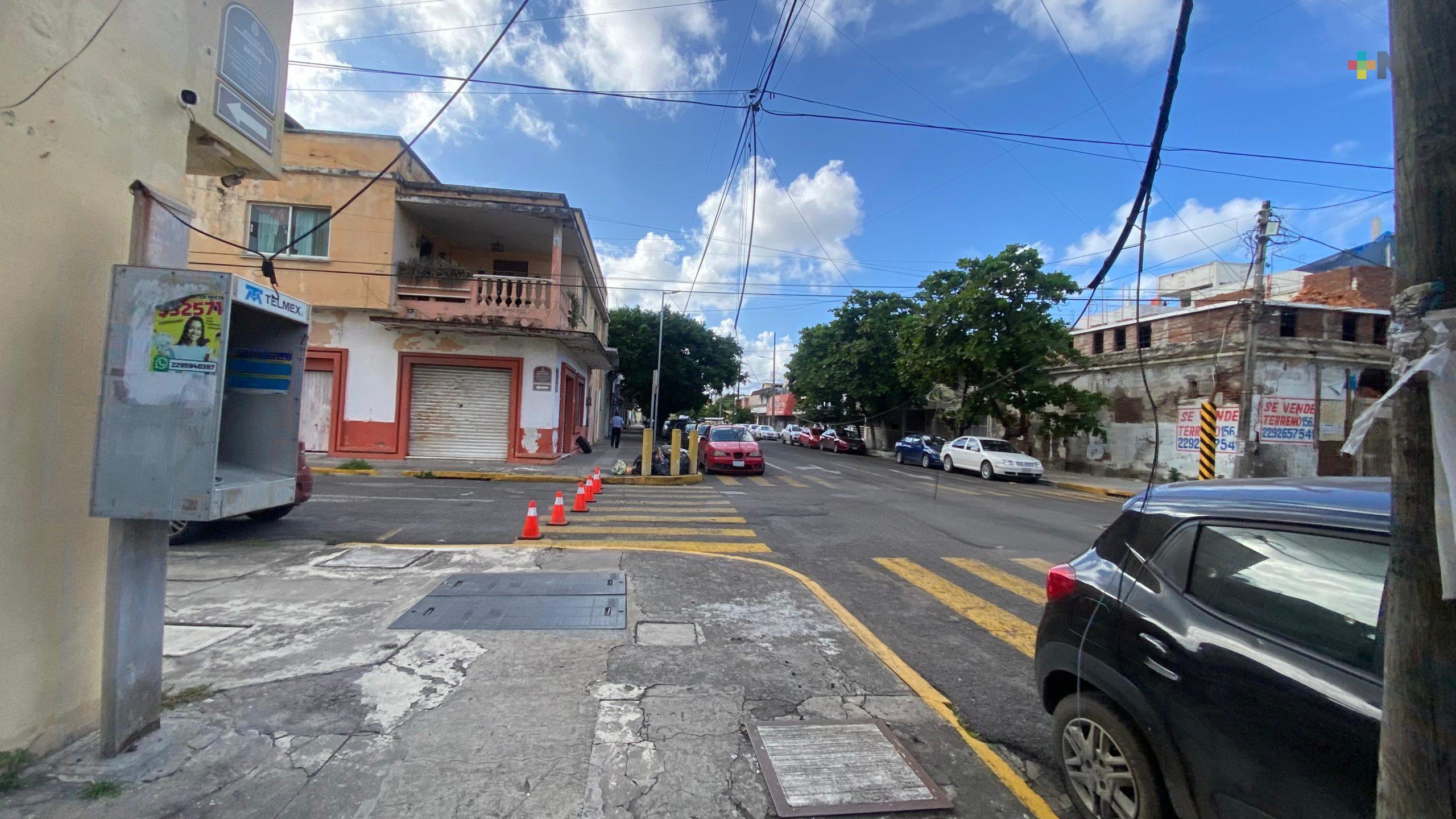 Cables en desuso, peligro para transeúntes en el centro de Veracruz