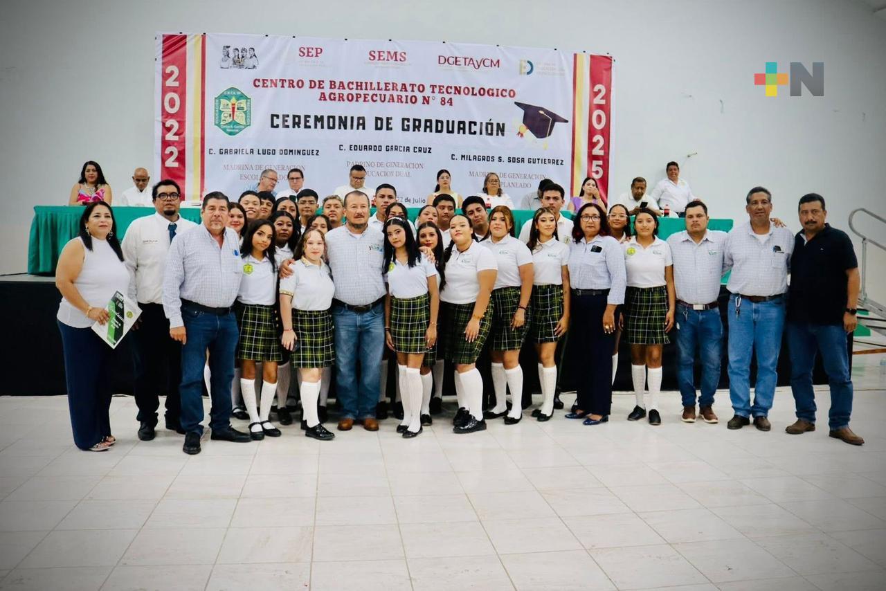 Se gradúan 133 alumnos del CBTA 84; destacan logros en educación dual