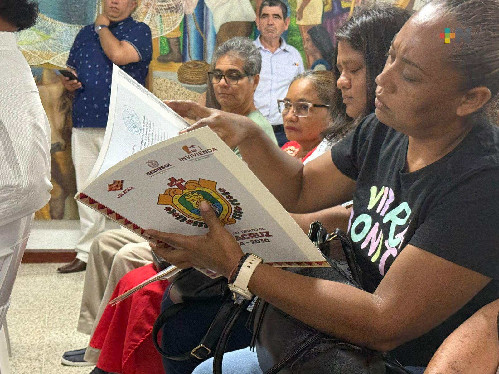 Entregan escrituras en Coatzacoalcos; dan certeza a familias veracruzanas