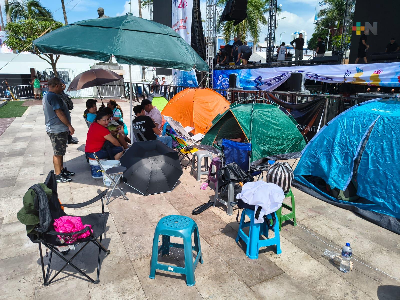 Fans de Belinda acampan frente escenario de Boca del Río