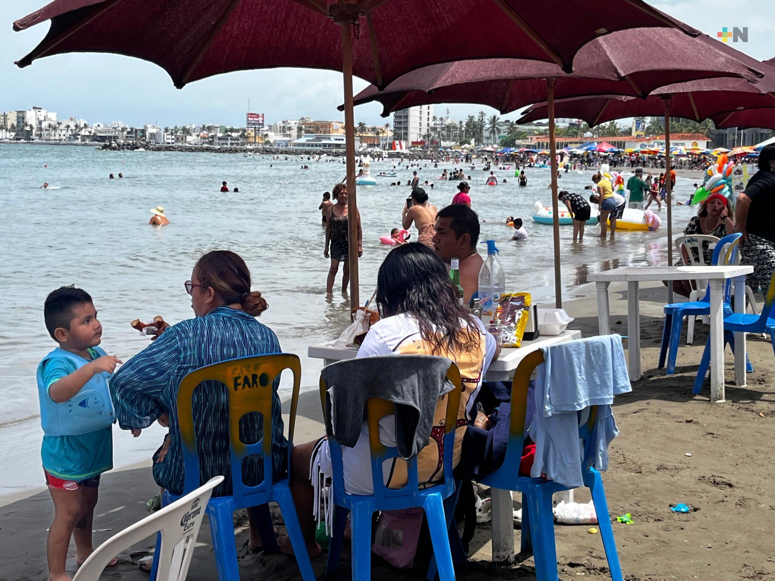 Vacacionistas de Yucatán y Puebla disfrutan el sol en Villa del Mar pese a lluvias