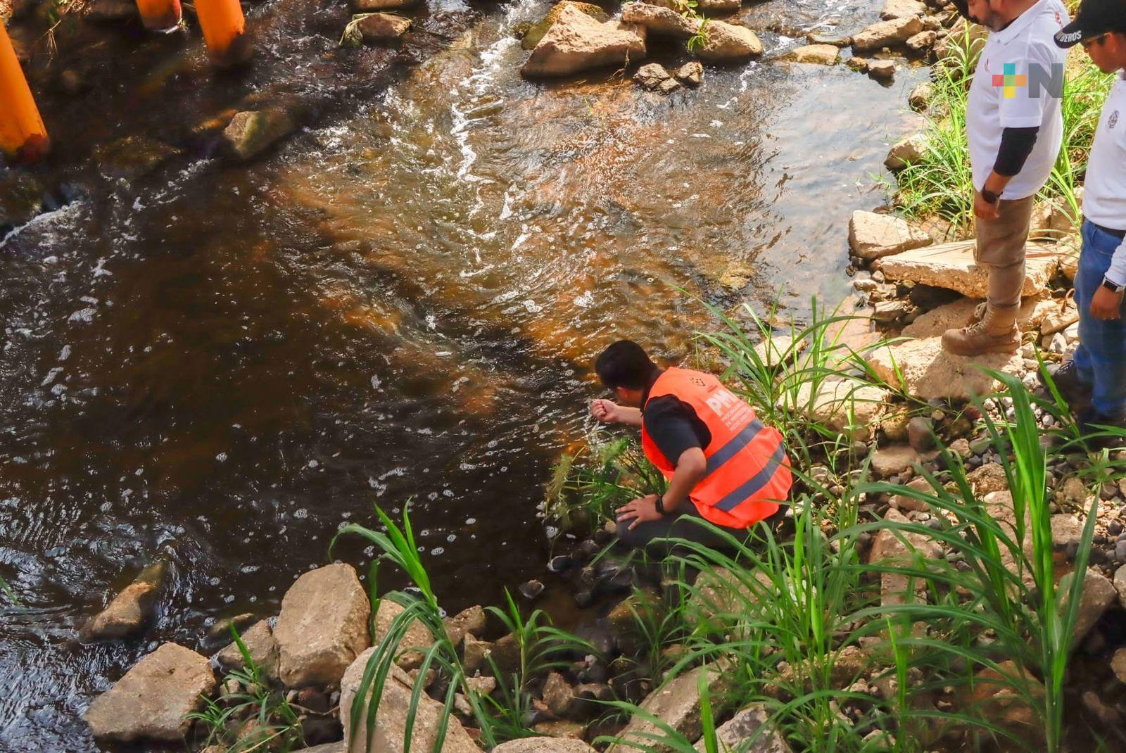 Autoridades toman muestras de cuerpos de agua en zona industrial de Coatzacoalcos