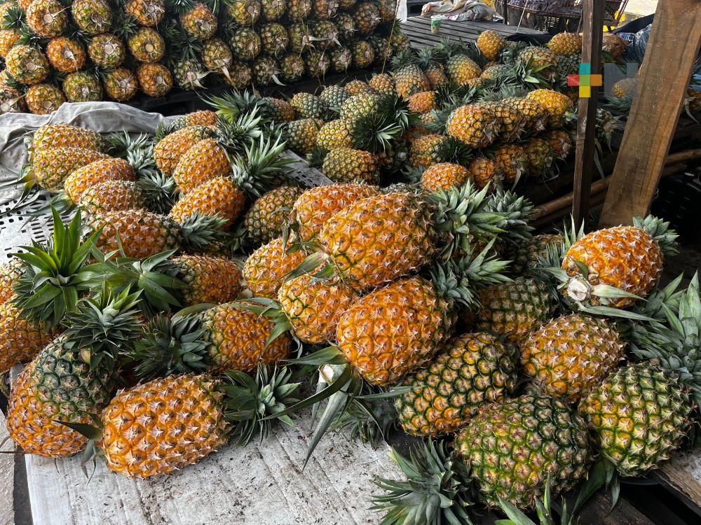 Lluvias afectan ventas de piña en Mercado Malibrán de Veracruz