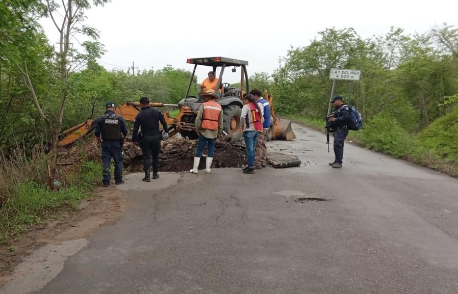 Trabaja SICT en reparación de socavones en carretera Alazán–Canoas de Veracruz
