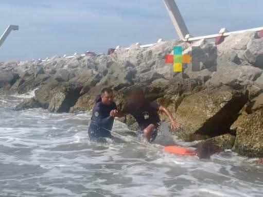 Rescatan a persona en escolleras de Coatzacoalcos