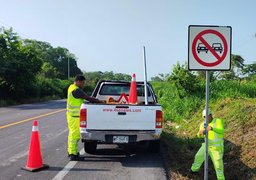 Avanza SICT en instalación de señalamiento vertical en red carretera federal de Veracruz