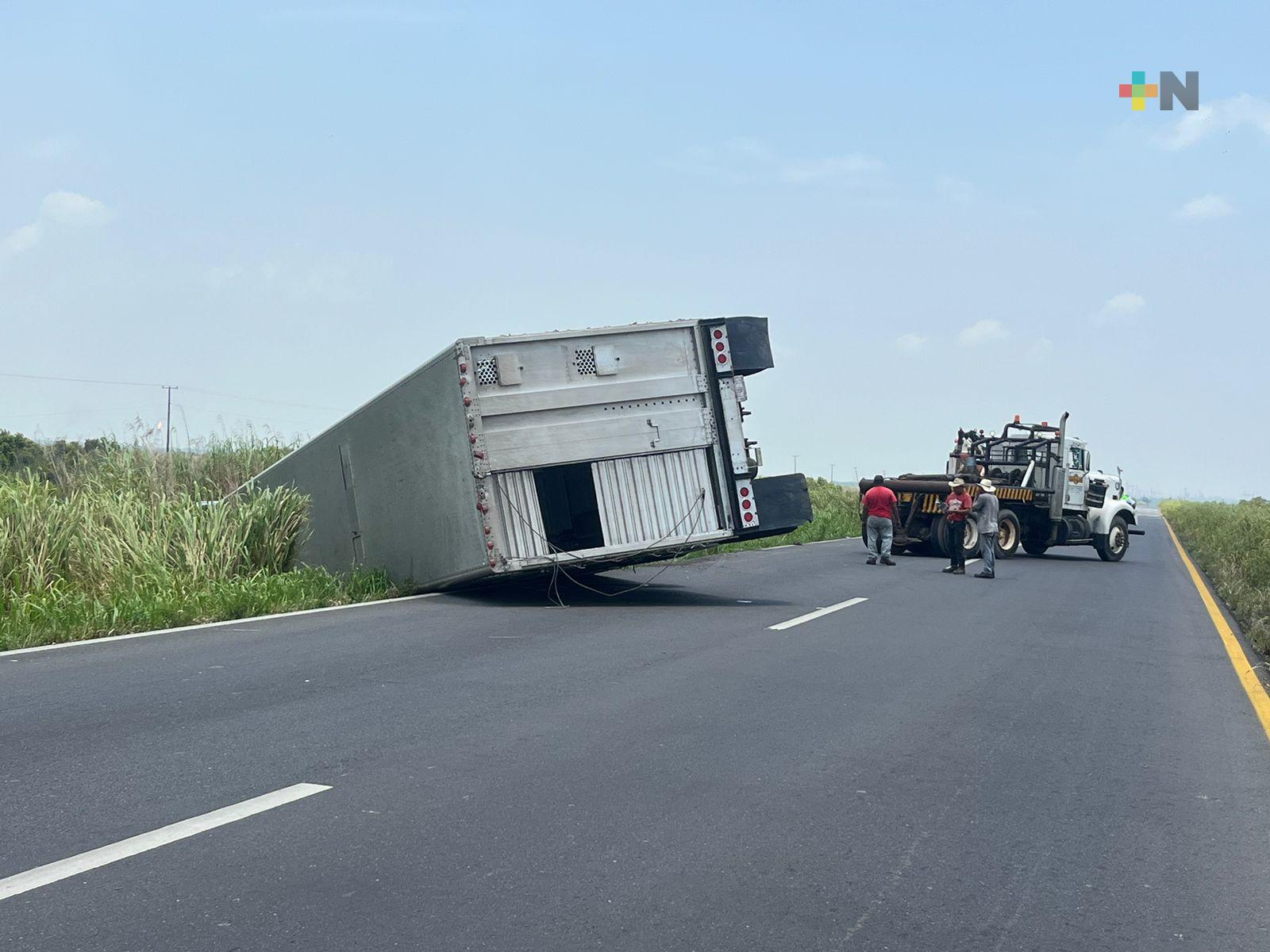 Tráiler vuelca carretera Coatzacoalcos-Minatitlán; segundo en la semana