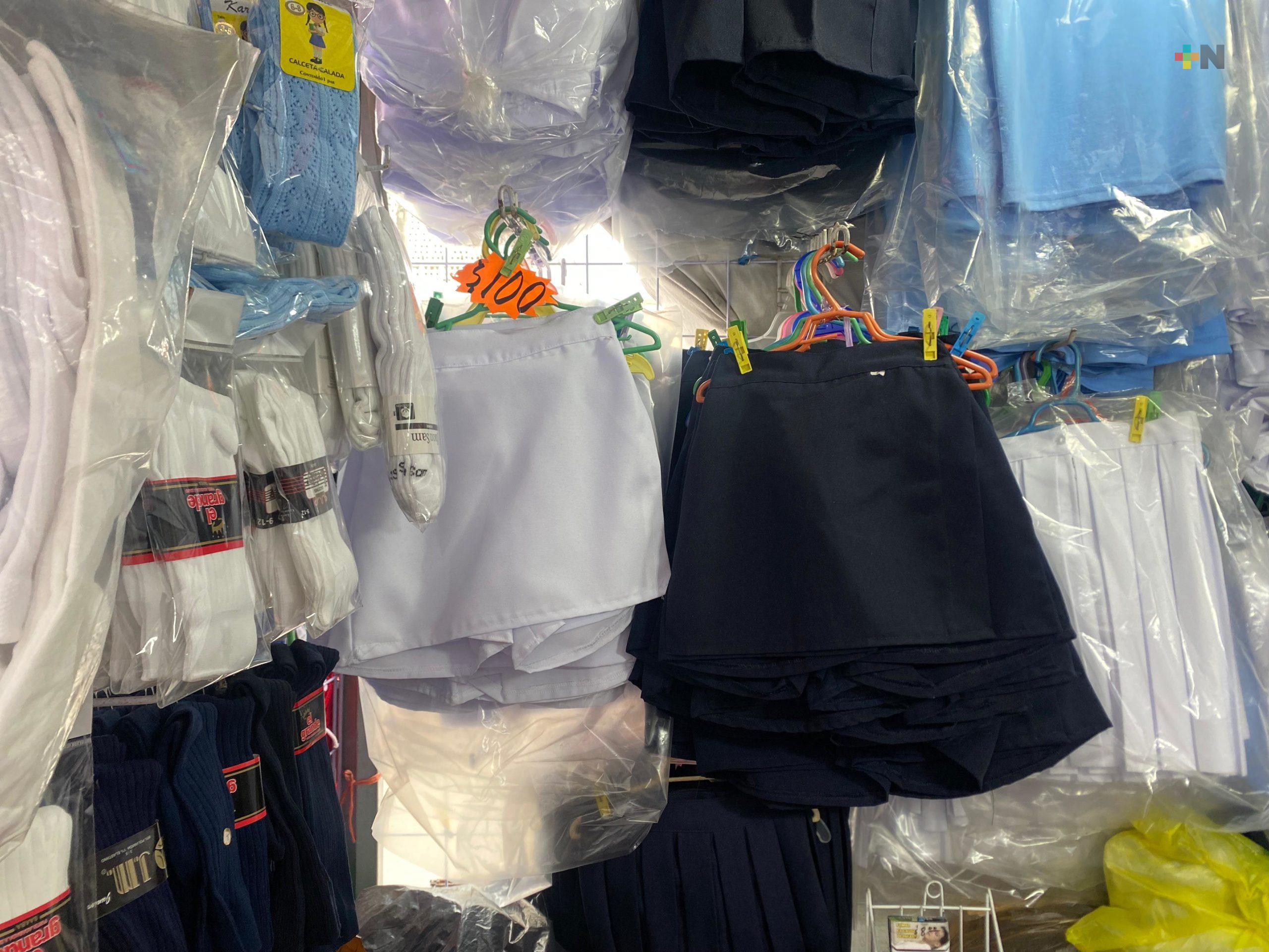 Padres de familia comienzan a cotizar uniformes y útiles escolares