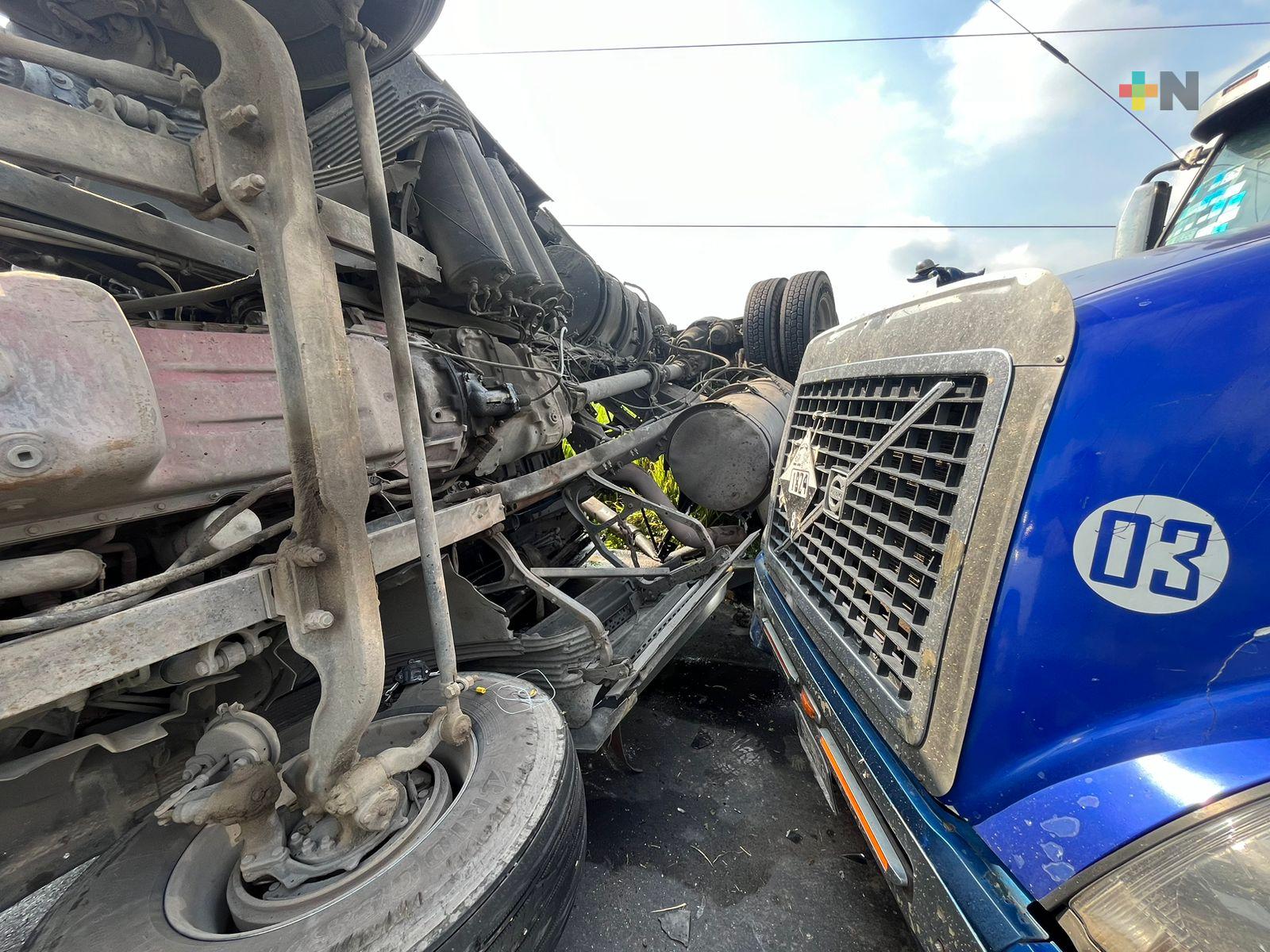 Pipa con material reciclado se volcó sobre la carretera Coatzacoalcos-Minatitlán