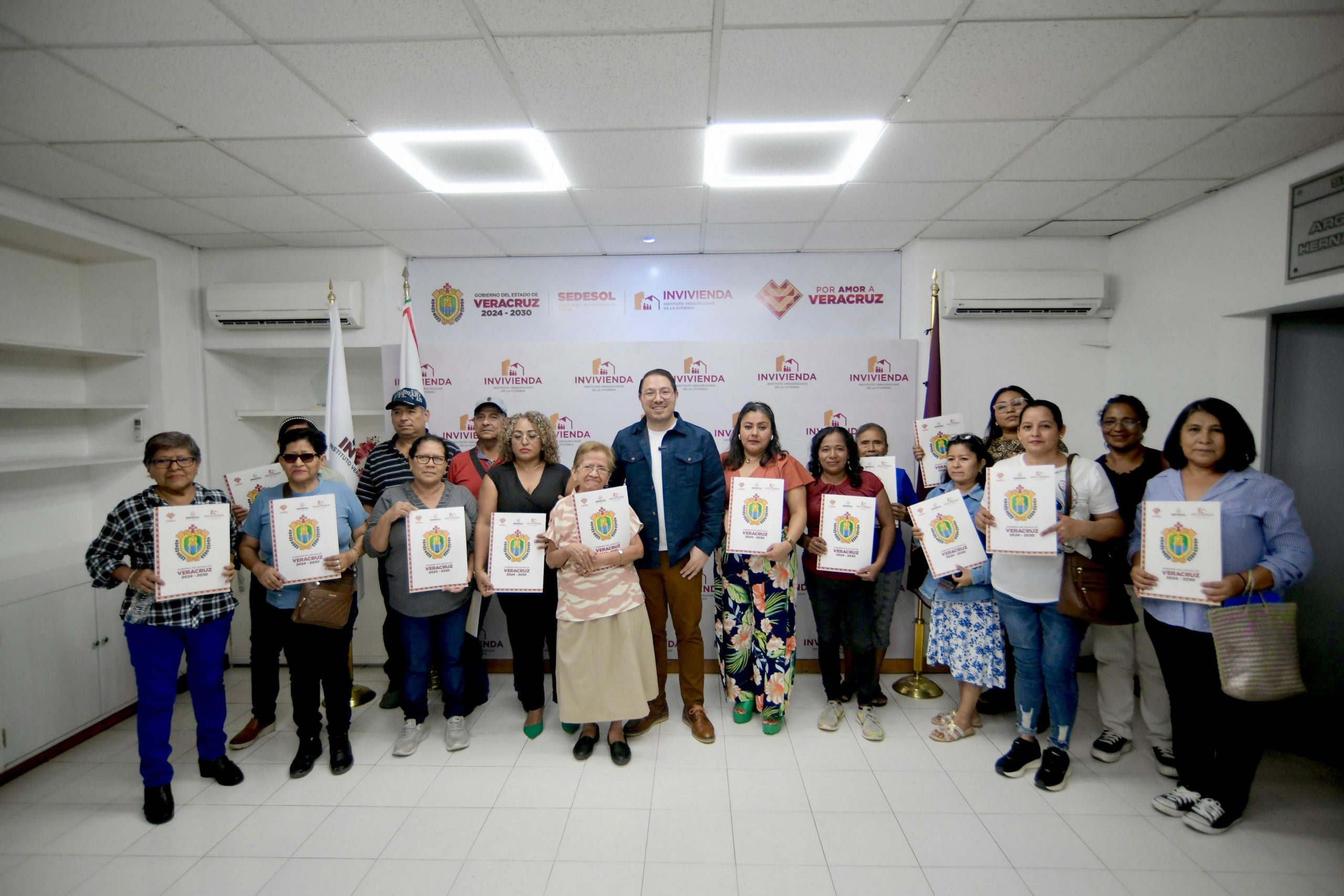 Gobierno de Veracruz otorga certeza jurídica, con escrituras, a 110 familias