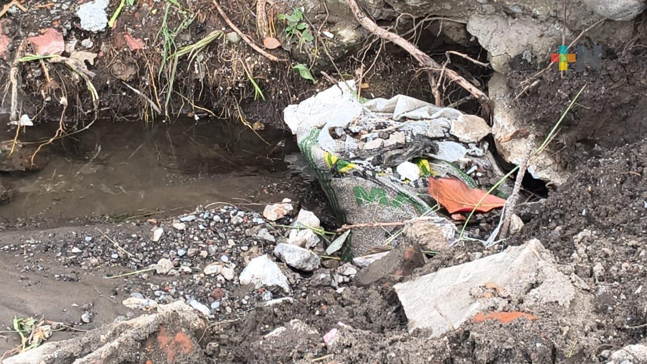 Vecinos de Floresta denuncian descarga pluvial irregular de cervecera hacia Paseo de Los Robles