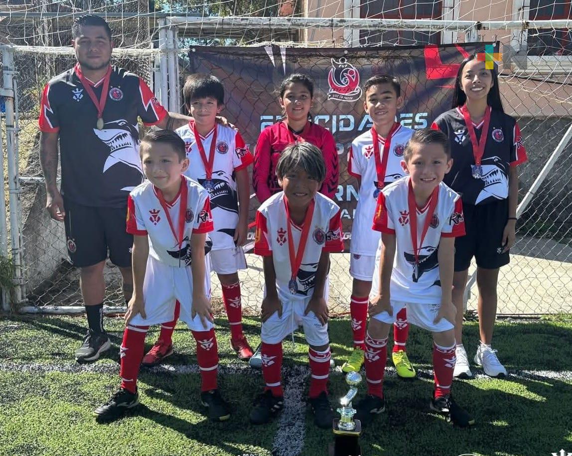 Escuela de futbol Tiburones Rojos proyecta talento juvenil hacia ligas profesionales