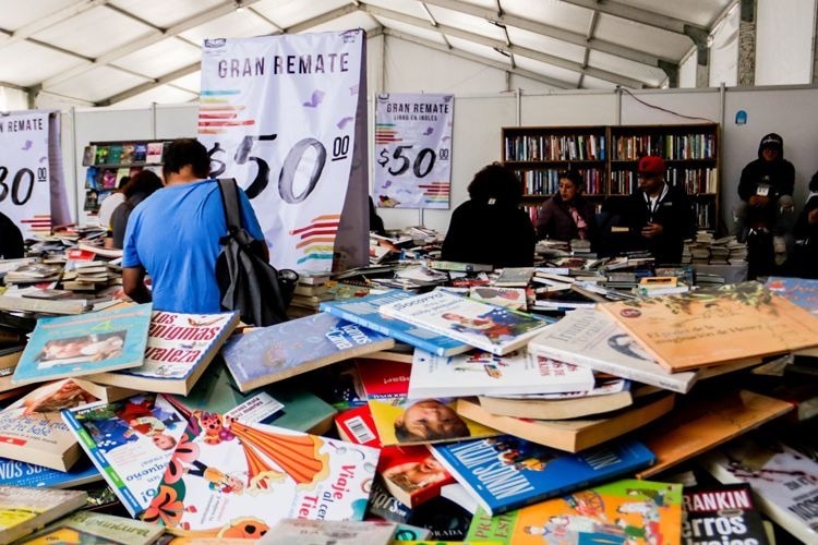 Gran remate de libros, discos y películas en CDMX