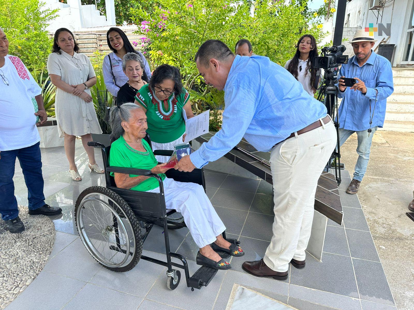 Homenajean a maestra de Coatza próxima a cumplir 100 años de edad