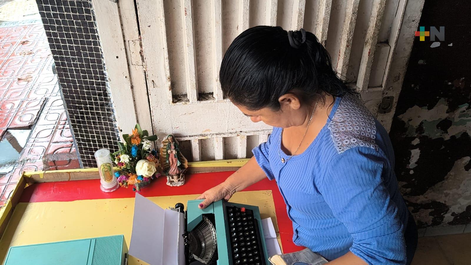 Alicia San Juan mantiene vivo oficio de mecanografía