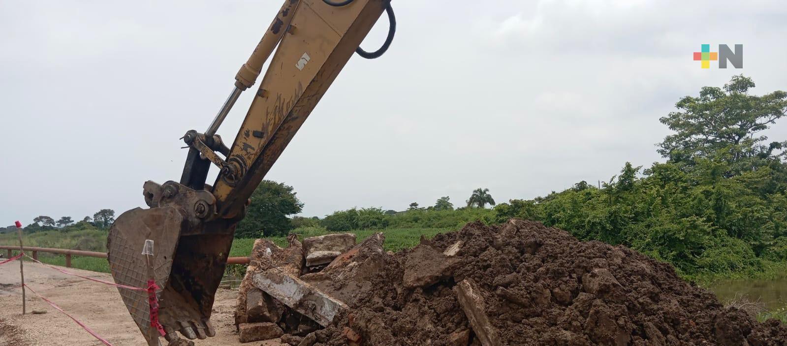 Atiende SICT deslave en puente en reconstrucción en Texistepec