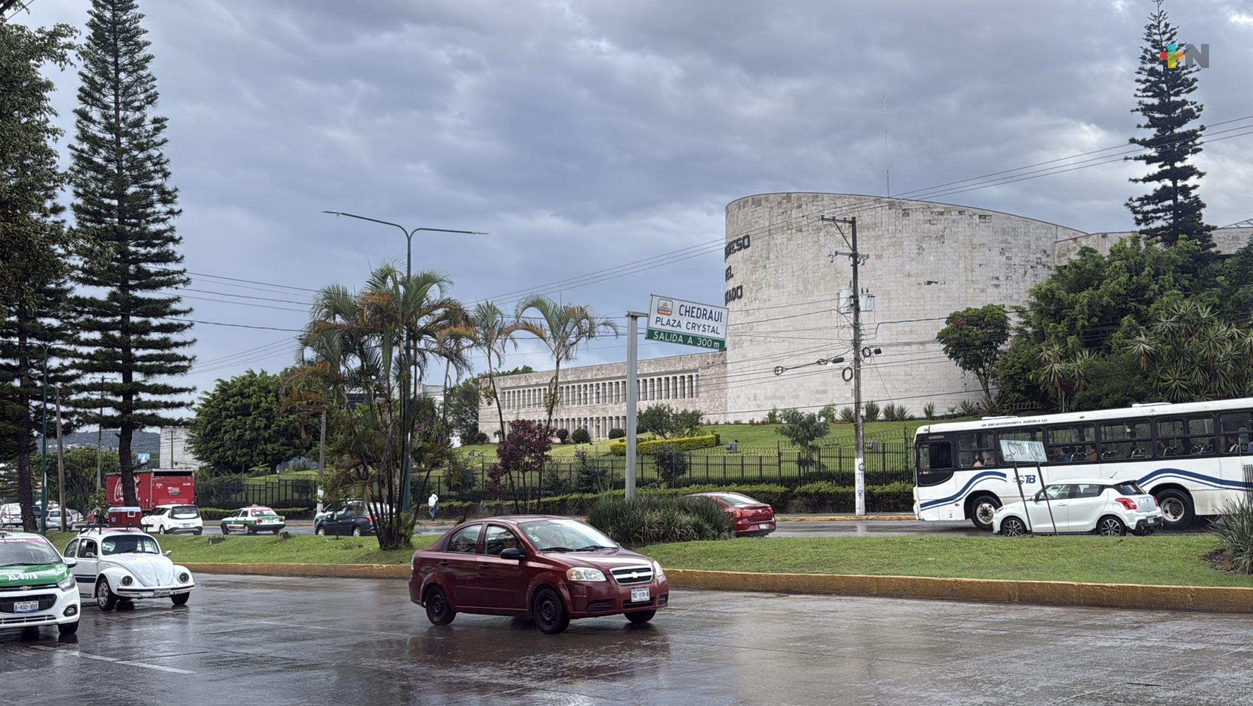 Cielo nublado a medio nublado con probabilidad de lluvias y tormentas aisladas