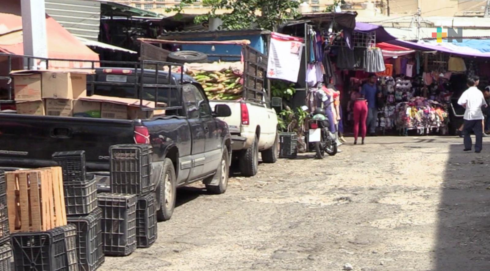 Locatarios piden rehabiliten calles aledañas a mercado de Veracruz puerto