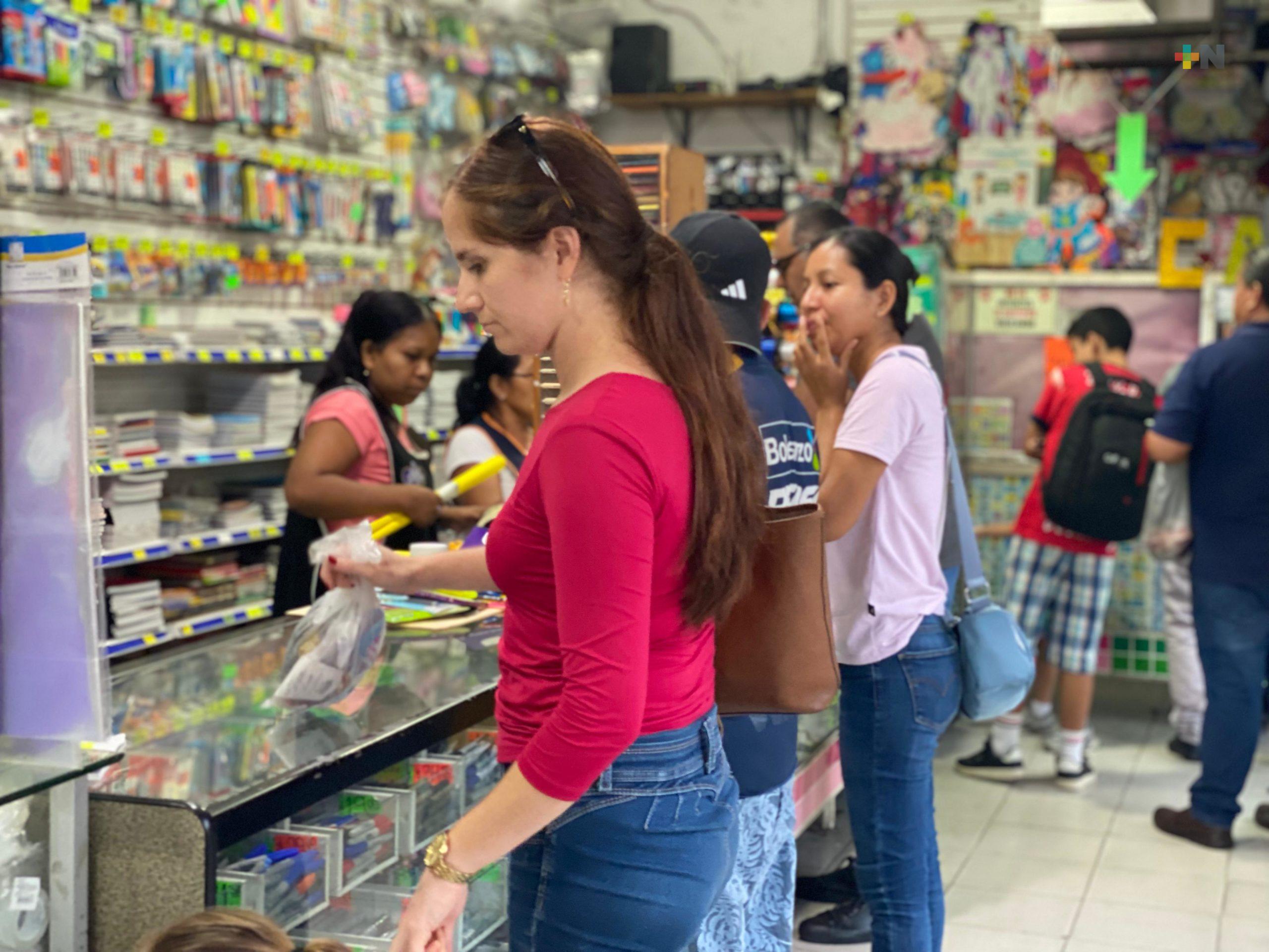 Inicia peregrinar de padres de familia por compra de útiles escolares