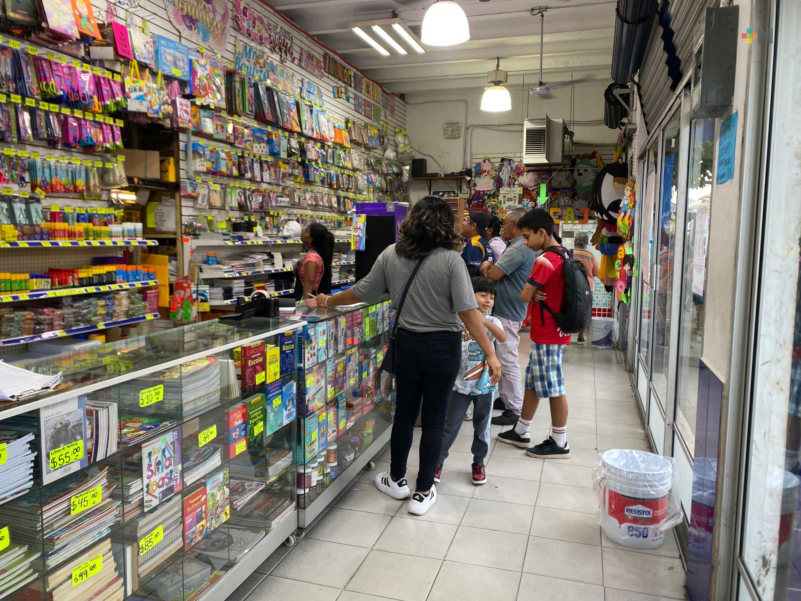 En Veracruz puerto, padres de familia comparan precios para compra de útiles escolares