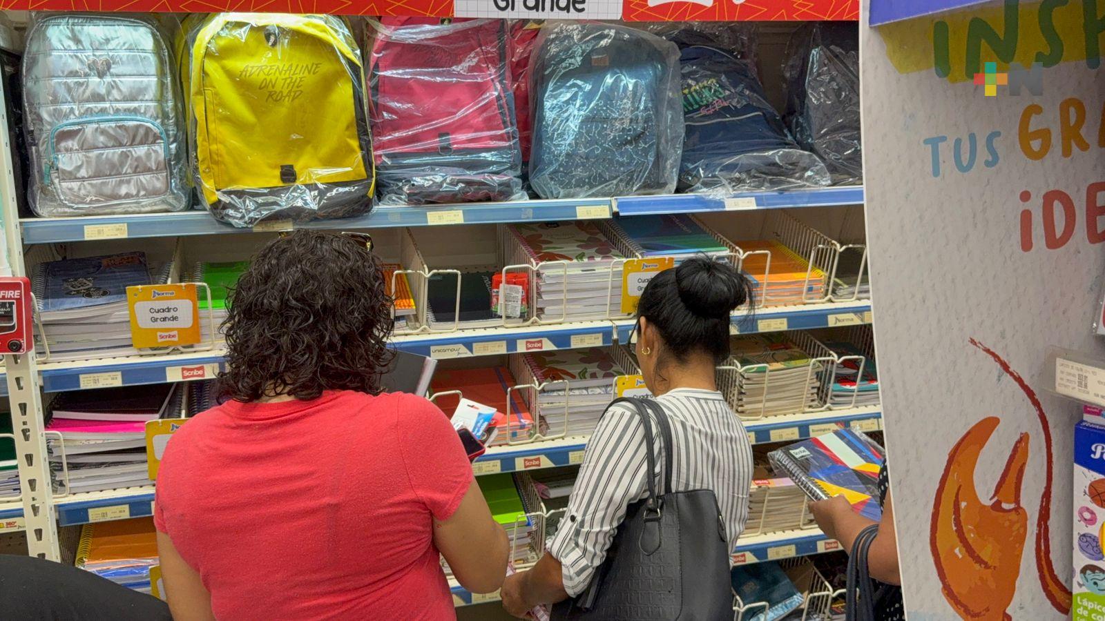 Coatzacoalqueños realizan compras de última hora para el regreso a clases