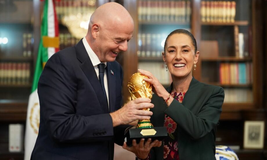 Sheinbaum recibe a presidente de la FIFA