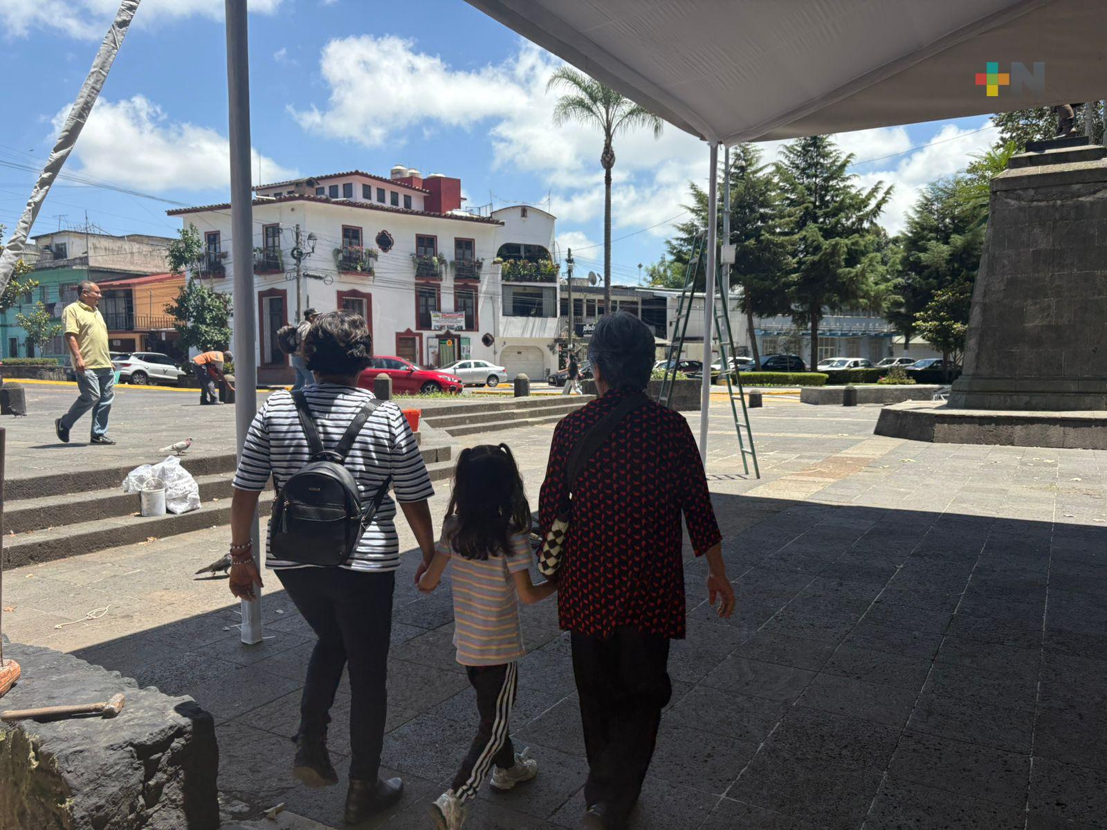 Abuelos ocupan un lugar importante en las familias mexicanas; disfrutan de su festejo