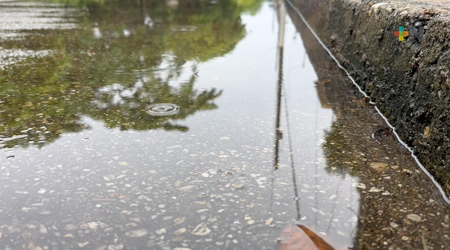 Lluvias ocasionan leves encharcamientos en calles de Coatzacoalcos