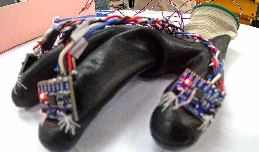Estudiantes del IPN desarrollan guante que verbaliza palabras de la Lengua de Señas Mexicana