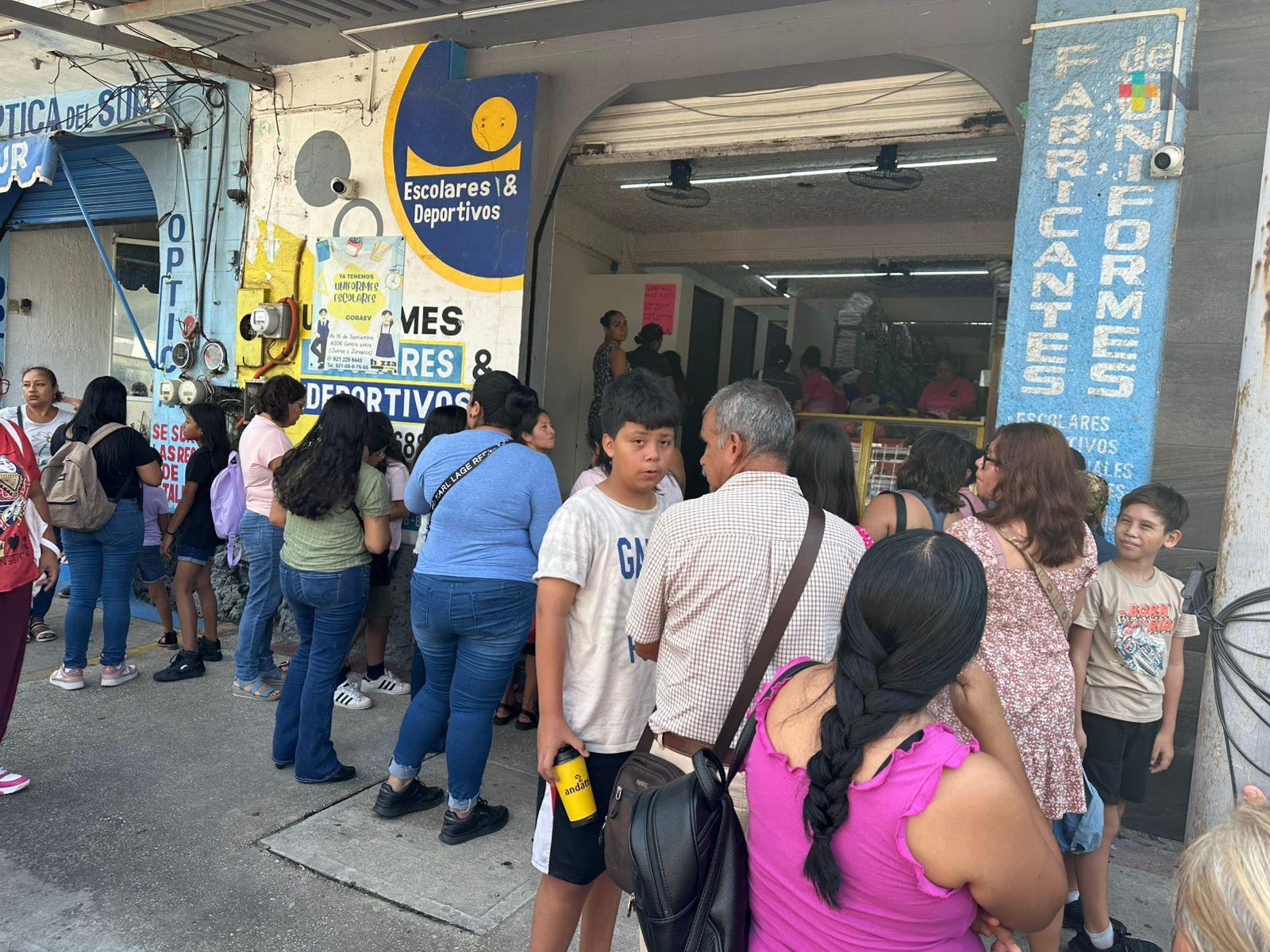 Largas filas para comprar uniformes escolares en Coatzacoalcos