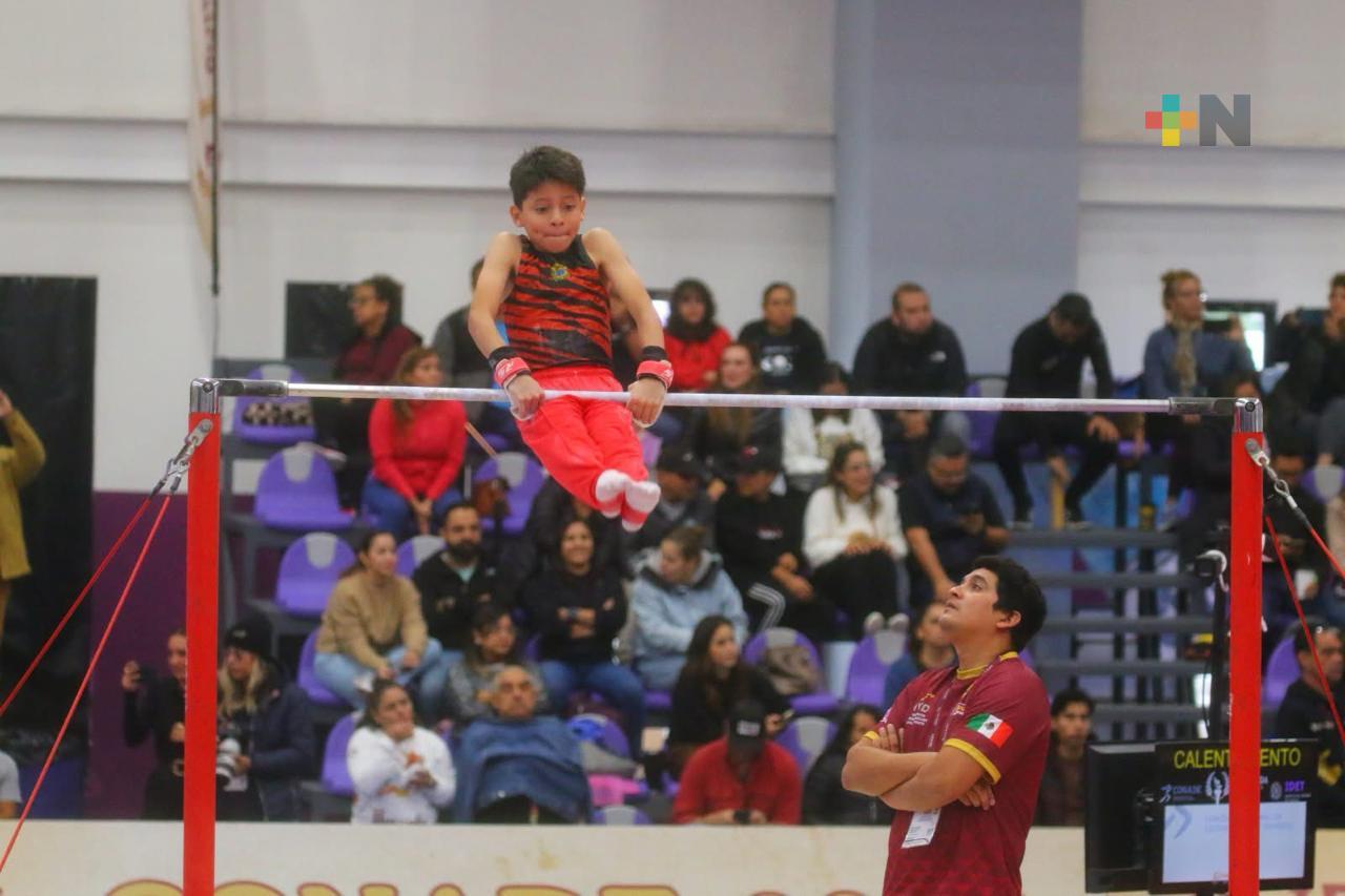 Gimnasta Decker González trabaja arduamente para mejorar su desempeño