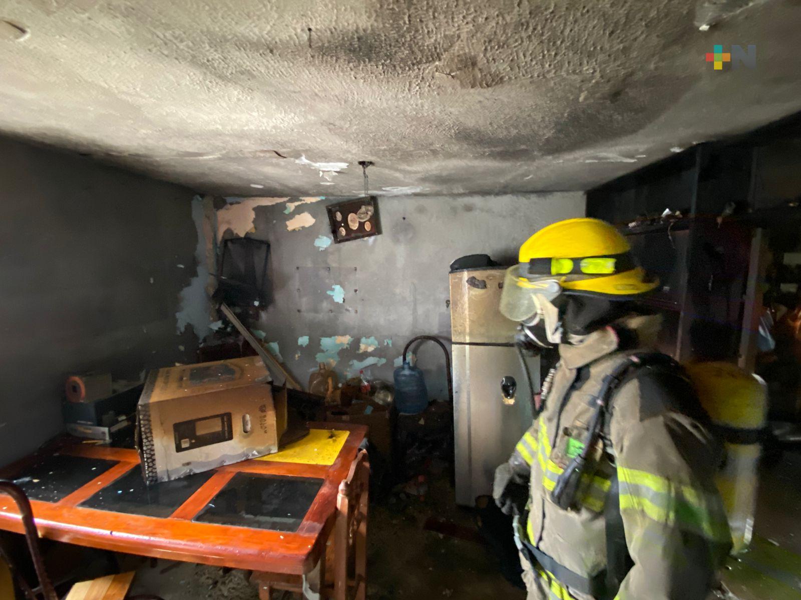 Bomberos sofocan incendio en departamento de Boca del Río