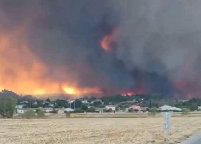 Francia enfrenta el mayor incendio forestal desde 1949