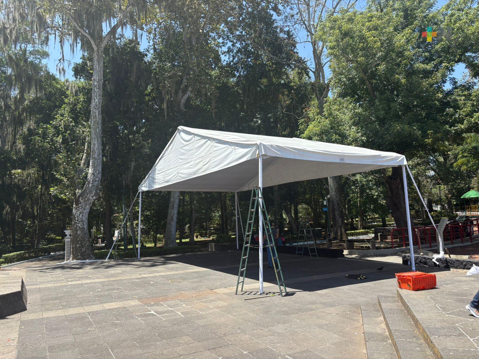 Instalan carpas y tarimas para realizar guardias de honor en parque Los Berros