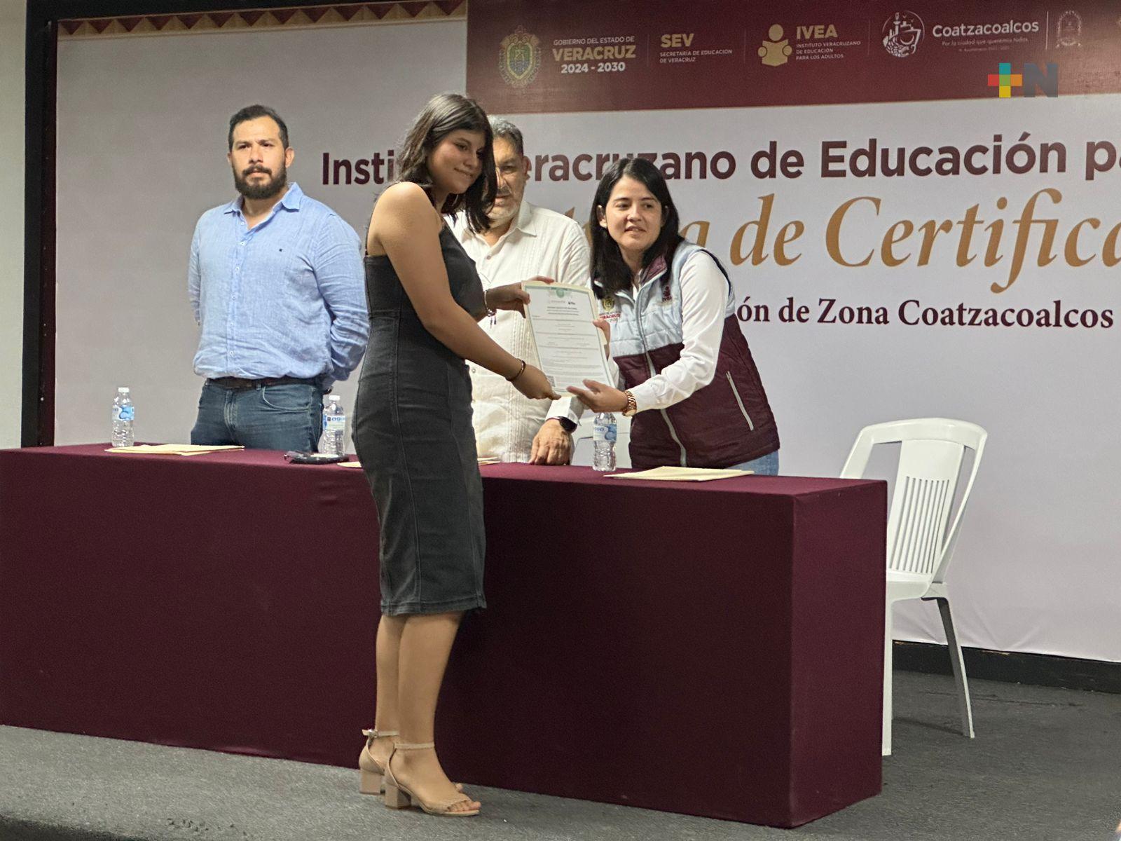 En Coatza entregan certificados del IVEA