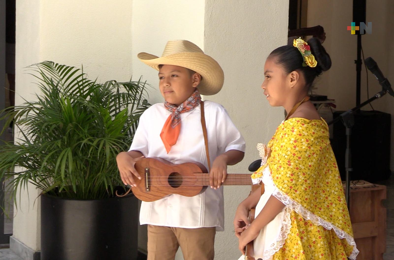 Niños de Acayucan interesados en preservar tradiciones musicales