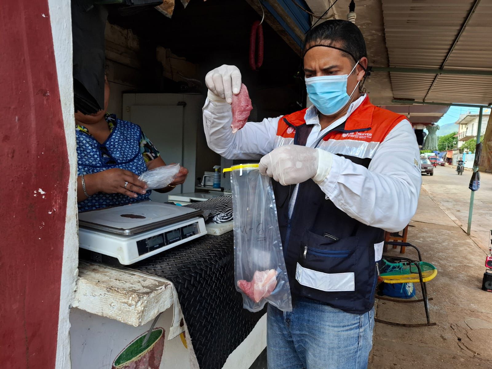 Cofepris hace muestreo de alimentos en Tatahuicapan para determinar brote de problemas gástricos