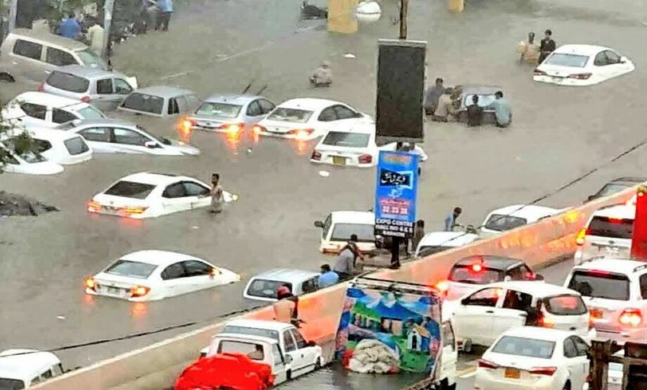 Lluvias en Pakistán dejan 800 personas muertas