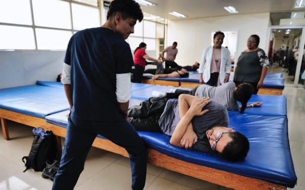 Paciente con hemiplejia logra recuperar movilidad gracias a rehabilitación intensiva del IMSS