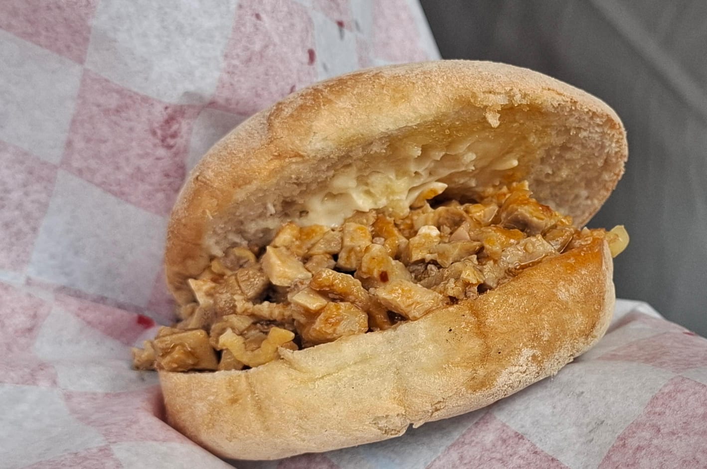 Emprendedores exploran nuevos horizontes en preparación de pambazos