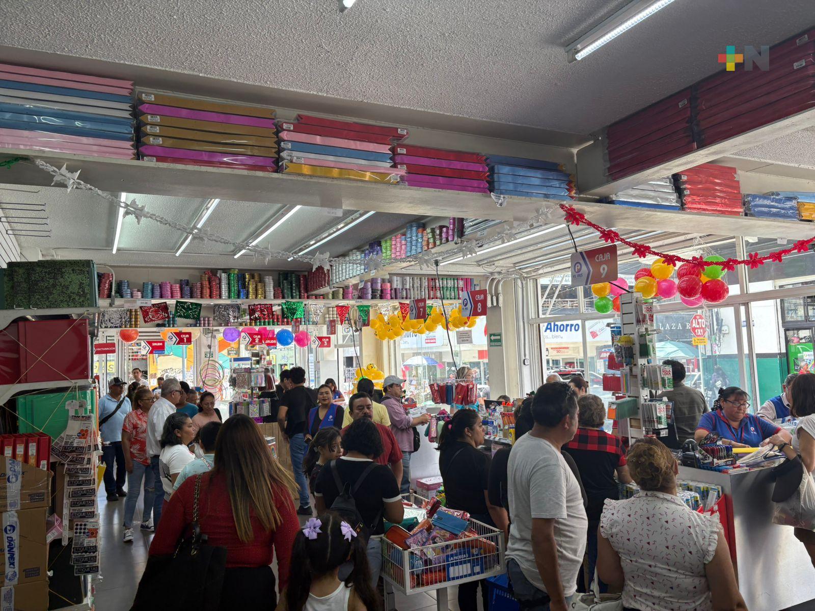Abarrotadas papelerías del centro de Xalapa antes del inicio de clases
