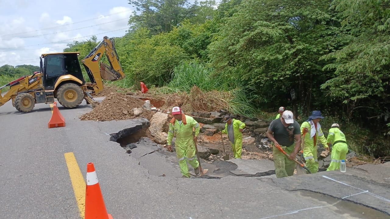 Realiza SICT trabajos emergentes en vías del sur de Veracruz tras intensas lluvias