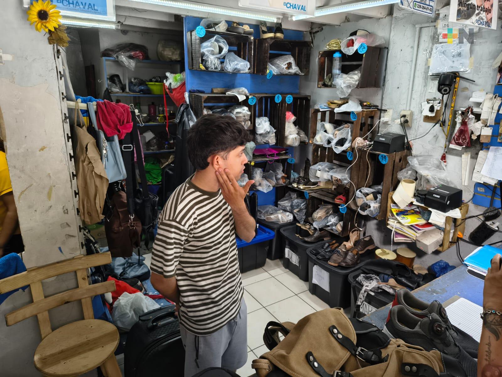 Antes de comenzar clases, abundan clientes de reparadoras de calzado