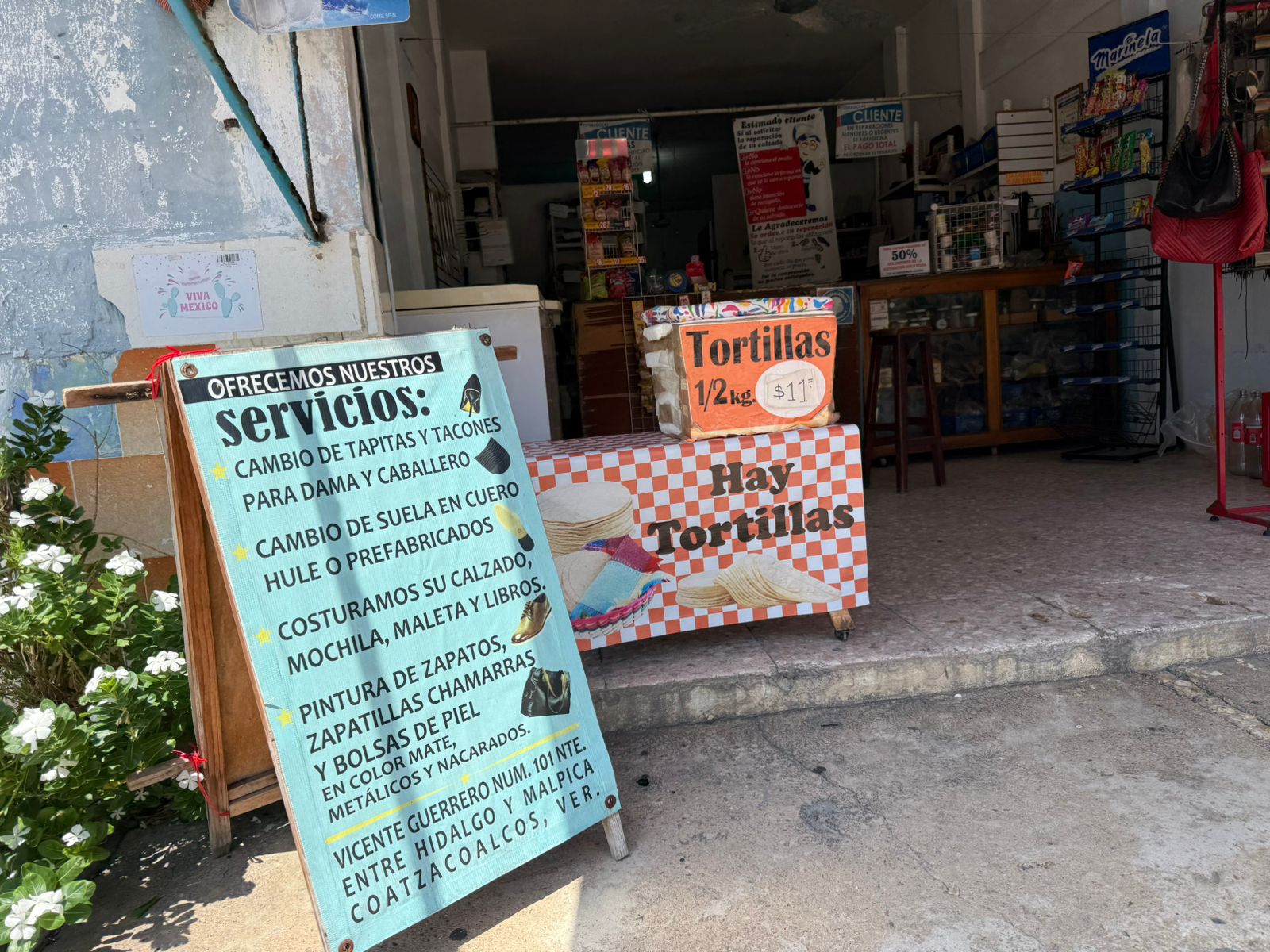 Padres de familia reparan zapatos, mochilas y libros para alargar su vida útil