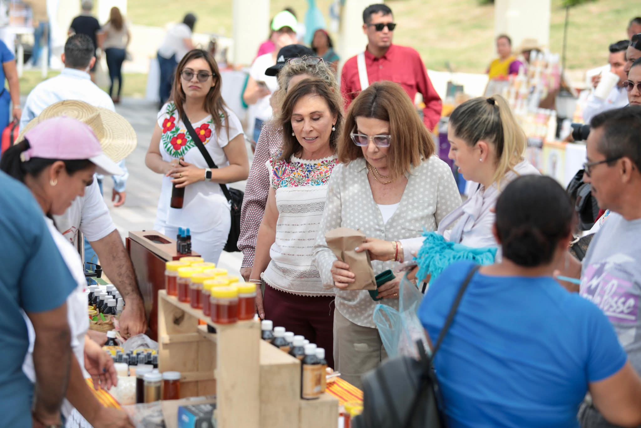 El arte veracruzano brilla en el Festival del Mar, Rocío Nahle recorre la Casa de la Cultura