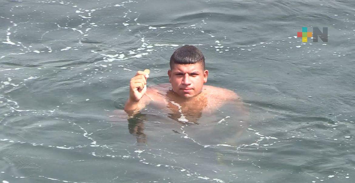 «Sacamonedas» actividad que realizan jóvenes en malecón de Veracruz puerto