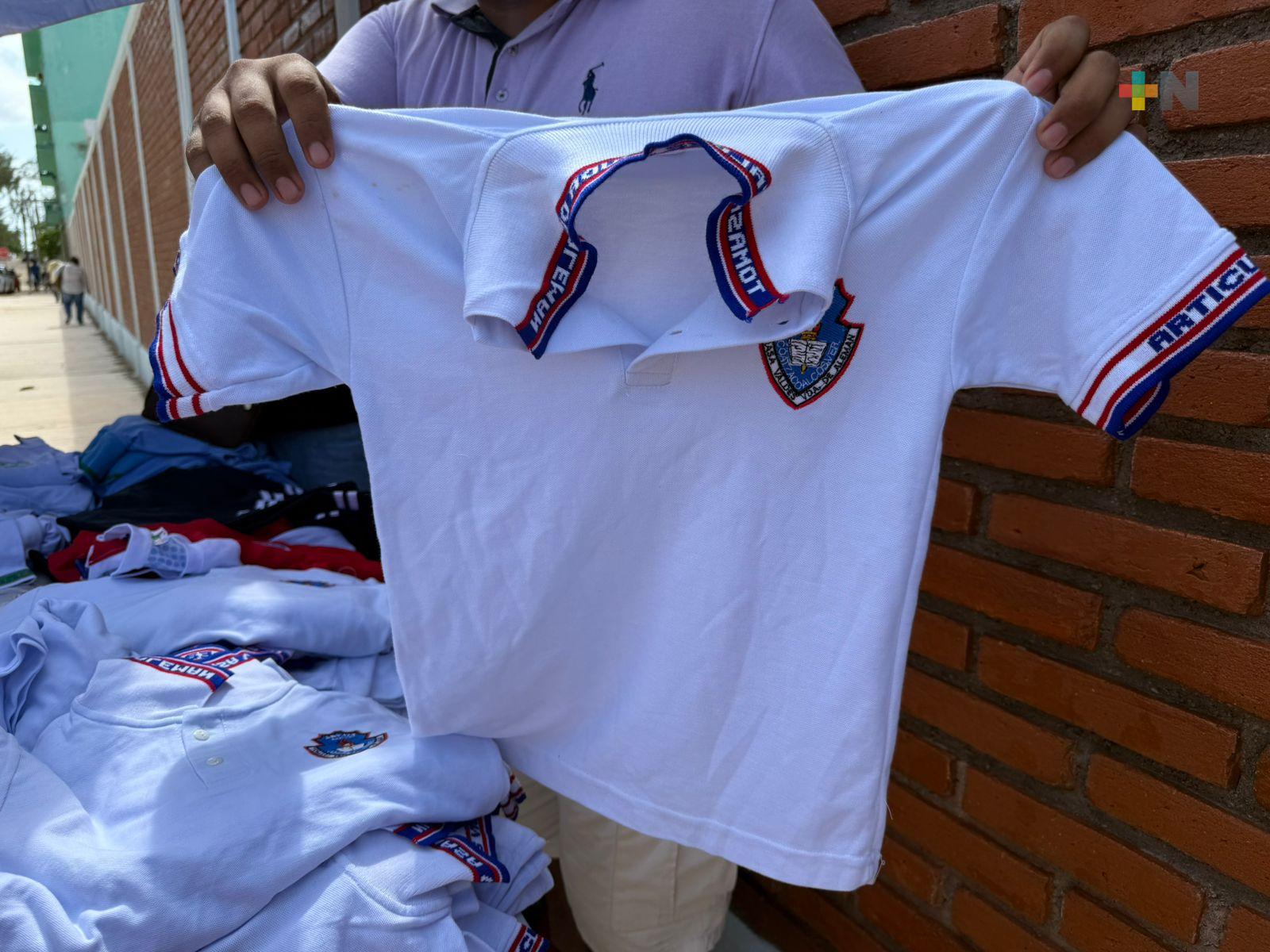 Así trascurre la compra de uniformes previo al regreso a clases