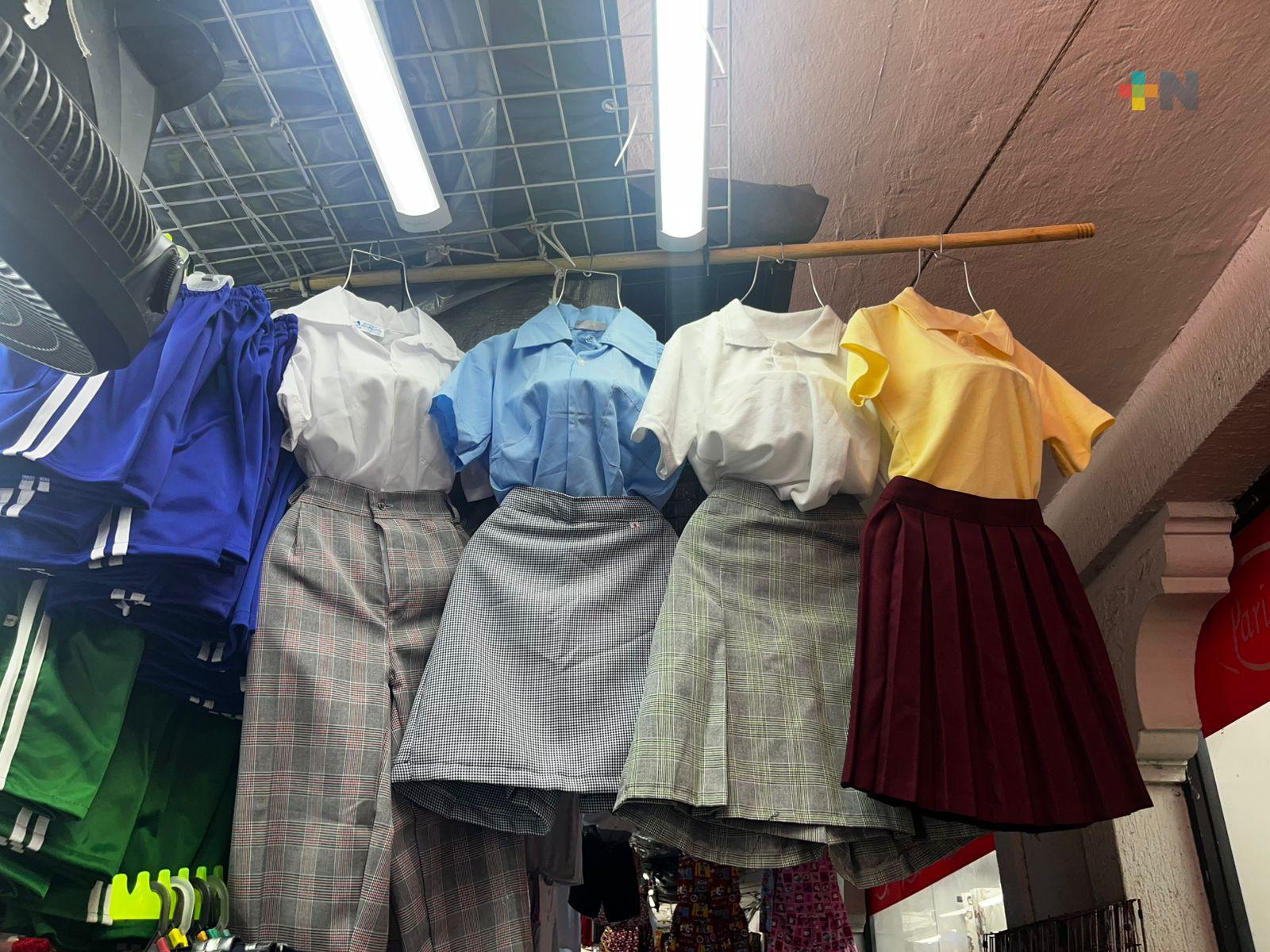 Comerciantes de uniformes esperan que mejoren sus ventas en Veracruz, puerto