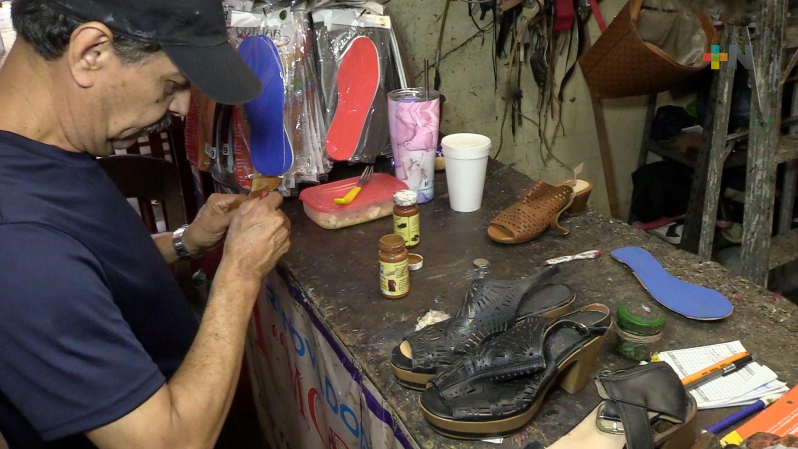 En Veracruz puerto, zapateros tienen poca demanda de trabajo