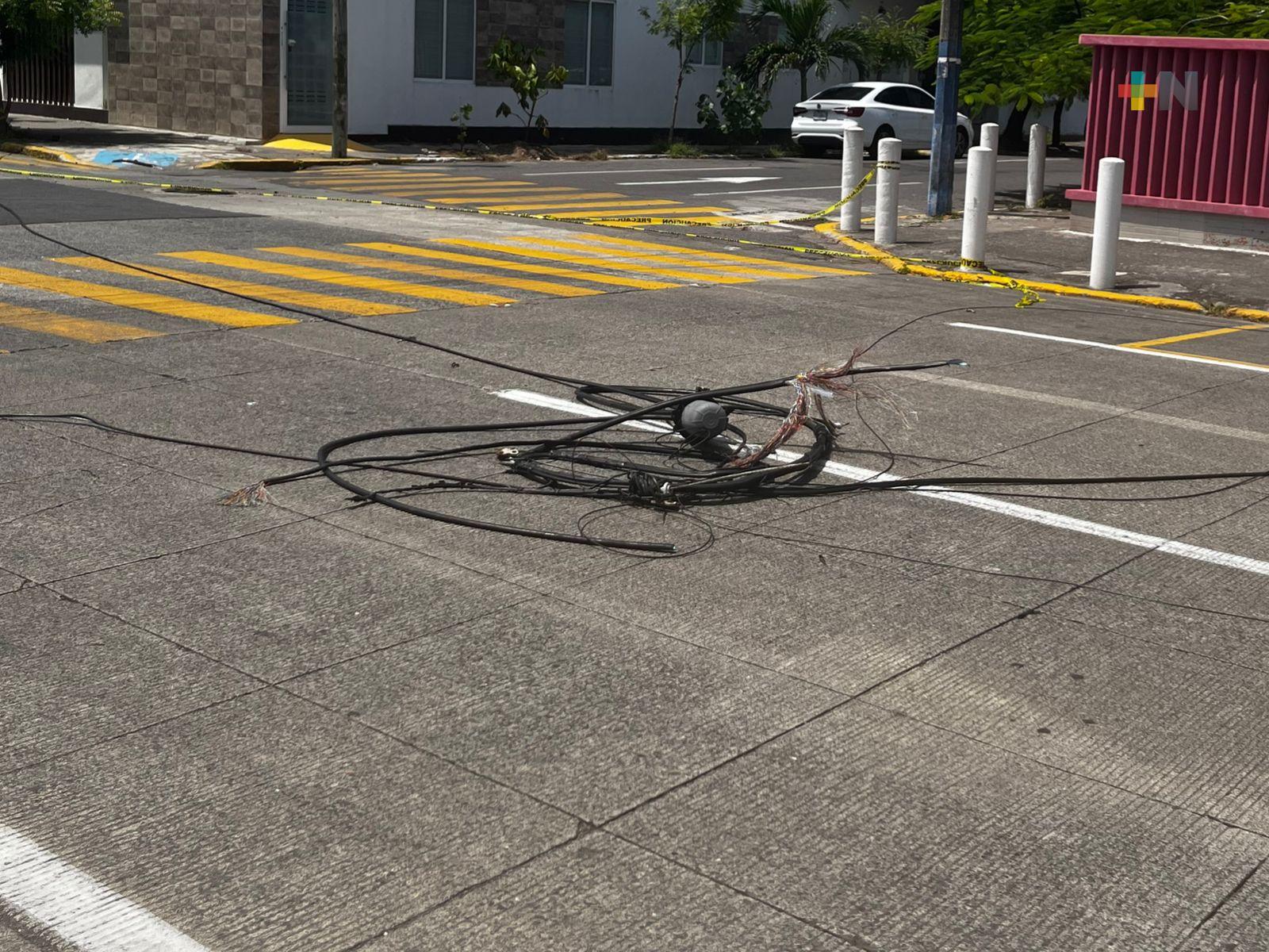 Caída de cables eléctricos genera alarma en calles de Veracruz puerto